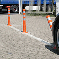 Parkplatz mit Pfosten zur Markierung