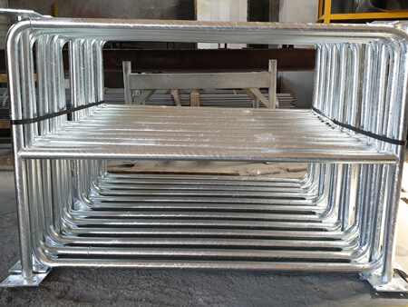 Rammschutzpfosten aus Stahl rotweiß feuerverzinkt