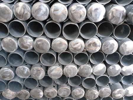 Rammschutzpfosten aus Stahl rotweiß feuerverzinkt