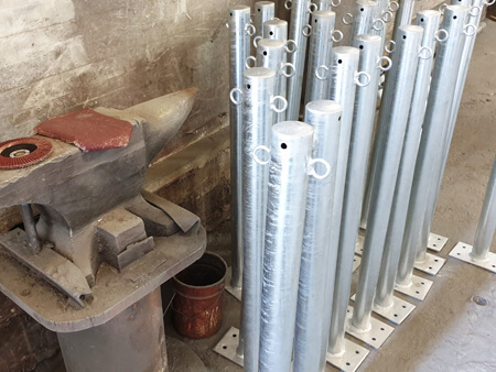 Rammschutzpfosten aus feuerverzinktem Stahl rotweiß zum Aufdübeln